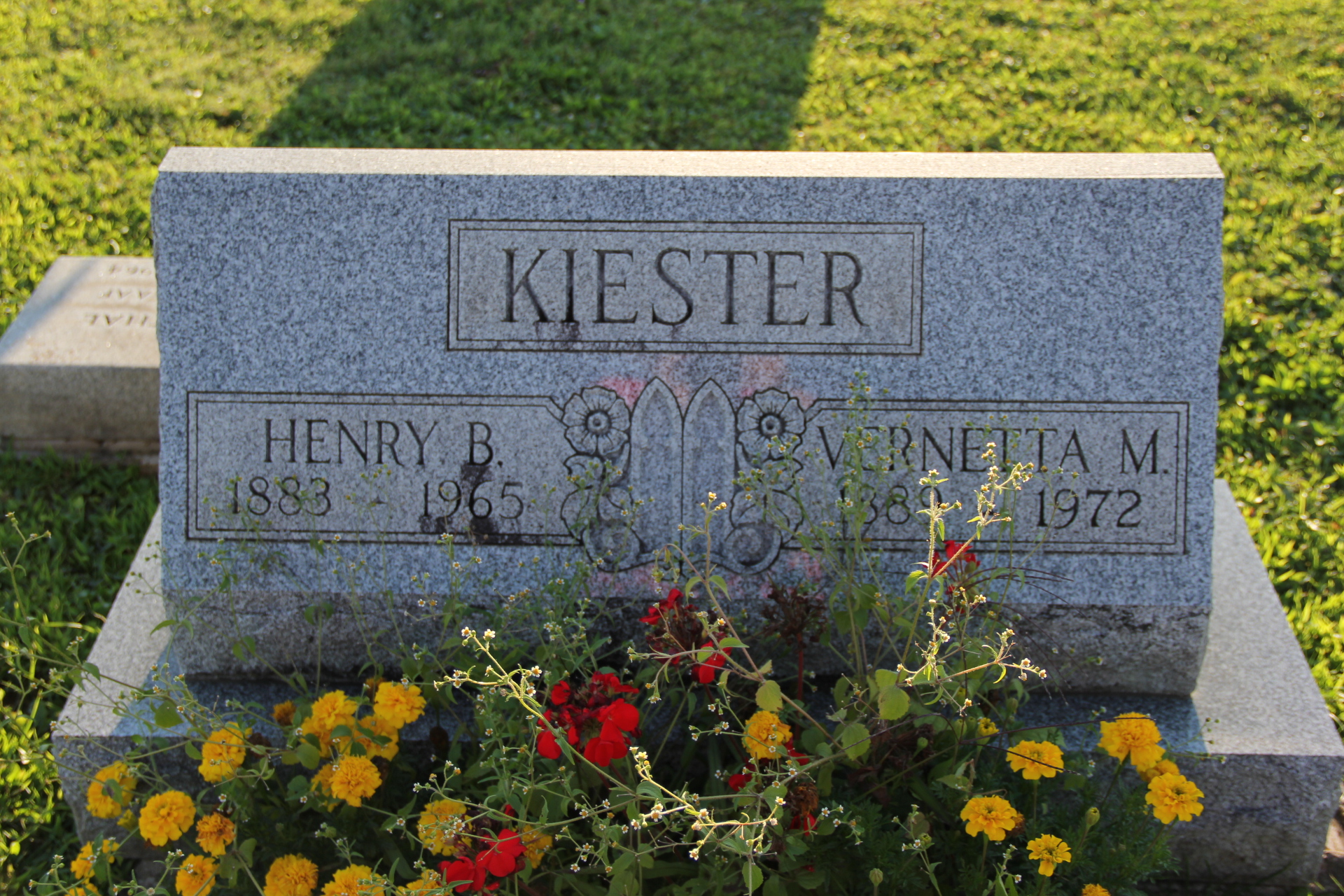 Henry & vernetta Kiester tombstone
